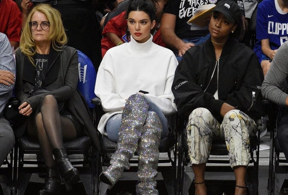 κοστίζουν αυτές οι μπότες που φόρεσε η Kendall Jenner σε αγώνα μπάσκετ!