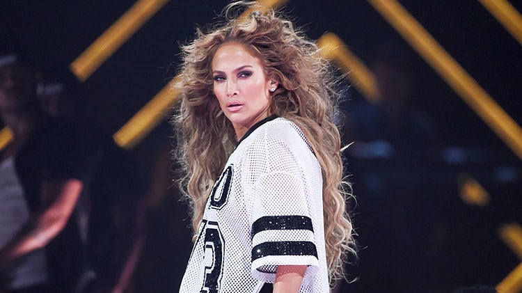 Jennifer Lopez πιο sexy από ποτέ ποζάρει με ανοιχτά πόδια... χωρίς εσώρουχο