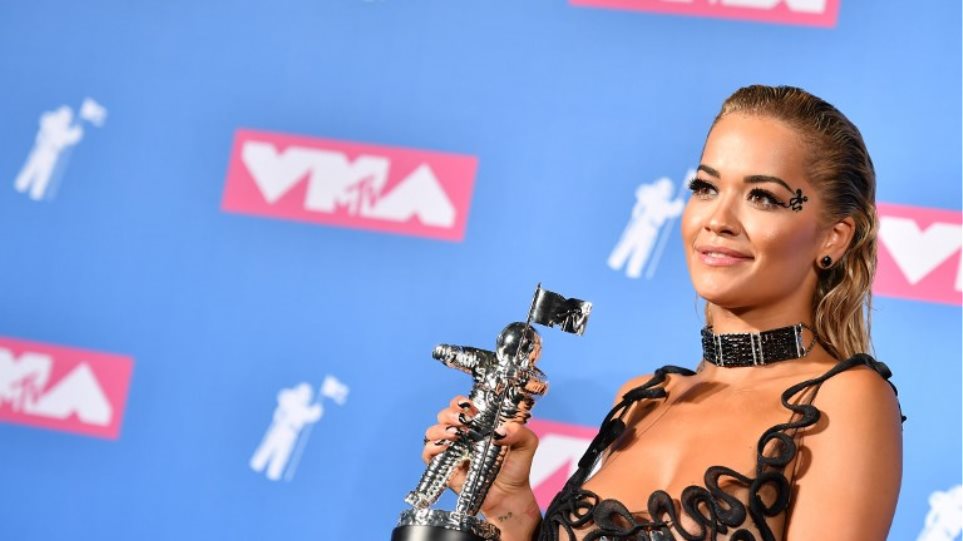 φιλί της Rita Ora με γνωστή τραγουδίστρια στη σκηνή των MTV Video Music Awards 2018