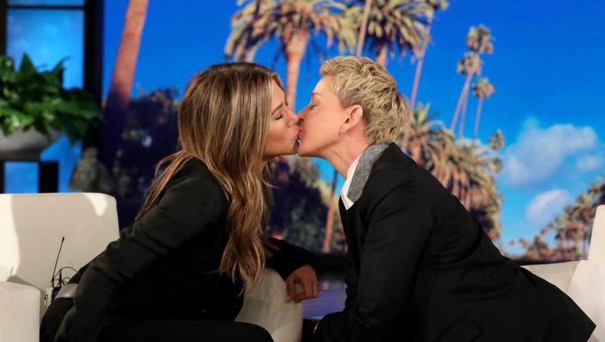 To φιλί της Jennifer Aniston και της Ellen DeGeneres...