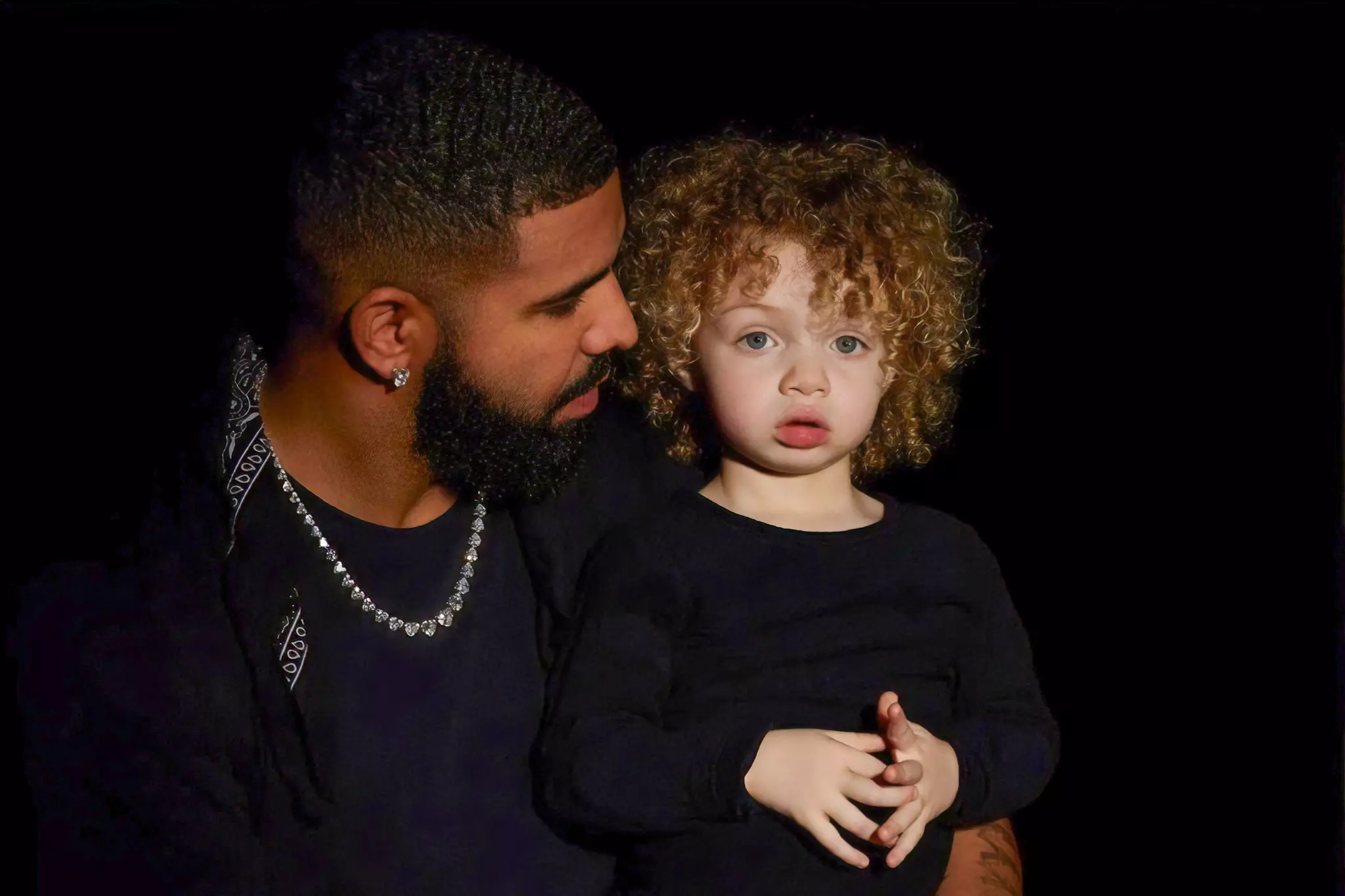 O Drake δημοσίευσε για πρώτη φορά φωτογραφία του δίχρονου γιου του με το αρχαιοελληνικό όνομα