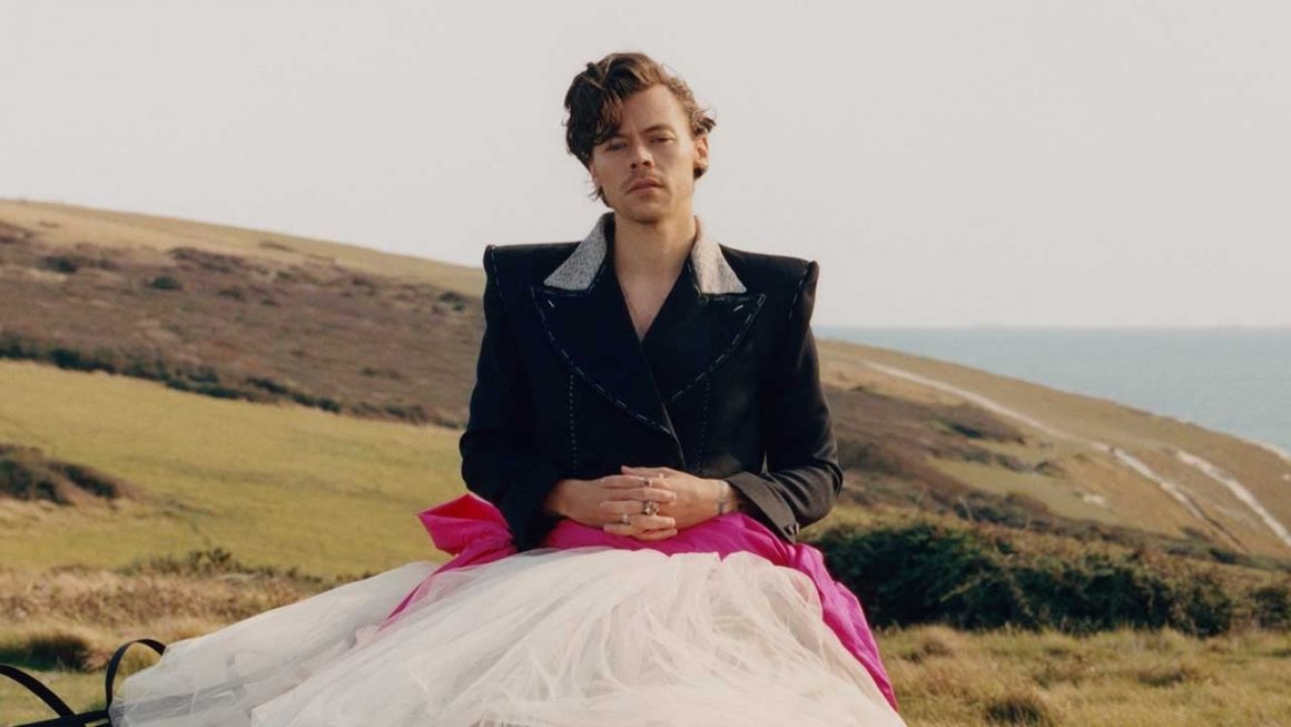 Harry Styles πρώτος άνδρας στο εξώφυλλο Vogue
