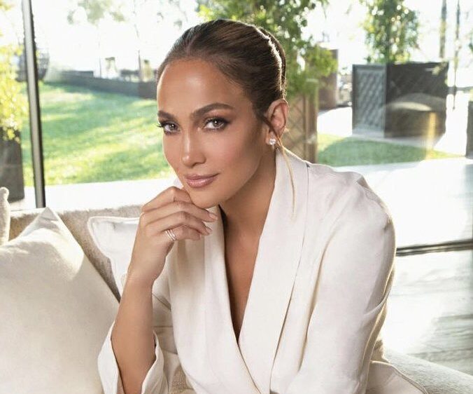 Jennifer Lopez απαντά σε σχόλιο hater και... Τον κολλάει στον τοίχο