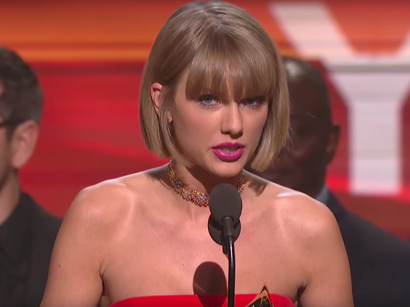 Η Taylor Swift έριξε τα «καρφιά» της στον Kanye West στη σκηνή των GRAMMYs το 2016